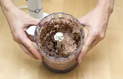 Проворачиваем через мелкое сито мясорубки (или измельчаем в блендере) свинину (верхняя часть лопатки), печень и петрушку.