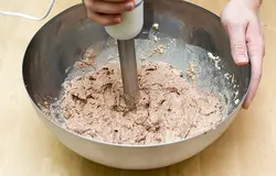 Смешиваем блендером мясную смесь и хлебно-сливочную до образования однородной массы