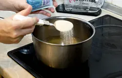 Чтобы приготовить желированный бульон, смешиваем в небольшой кастрюле бульон и желатин.