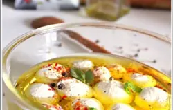 на вкус скорее что то между филадельфией и свежей свежей моцареллой, но с лёгким йогуртовым вкусом. Очень вкусно!  
