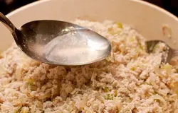 Подлейте бульона столько, сколько будет впитывать мясо. На этом этапе попробуйте фарш, если надо, досолите. 