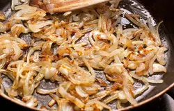 Пока варится картошка, приготовьте к ней вкусное дополнение в виде жареного лука. Нарежьте его тонкой соломкой и обжарьте, постоянно помешивая, до золотисто-коричневого цвета.