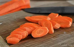 Промыть рис. Морковь нарезать кружками по диагонали, затем соломкой.