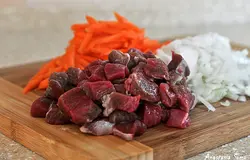 Лук кольцами и затем разрезать их на 4-6 частей. Баранину нарезать кубиками.