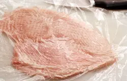 Куриное филе тоже надрежьте в самом толстом месте и отбейте до получения плоского широкого куска. Старайтесь отбивать равномерно, чтобы не порвать мясо.