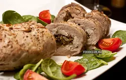 Нарежьте рулет поперек и подавайте, полив мясным соком.