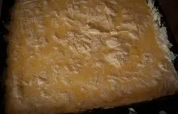 Яйца смещать с ванильным сахаром и залить этой смесью пирог. Распределить равномерно при помощи кулинарной кисти. Сверху посыпать кунжутом. Для любителей сладкого, можно, также, сверху посыпать сахаром. Выпекать при температуре 180 градусов минут 30 (точней подсказать не могу, зависит от духовки). Снизу не должно быть жидкости и пирог не должен быть мокрым. Приятного всем аппетита :)