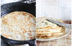 Разогреть сковороду (12-14 см в диаметре) со сливочным маслом и приготовить 20 блинчиков. Остудить.