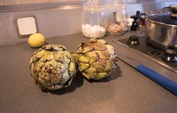 Хорошо помыть и отрезать ножку на треть.