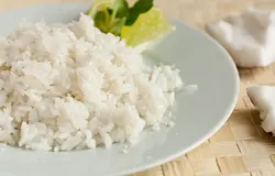 Кокосовый рис можно приправить перцем чили, кокосовой стружкой и побрызгать соком лайма.