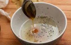 Для заправки смешайте масло, лимонный сок, соль и перец. Положите чайную ложку меда и тщательно перемешайте. Если хотите более острую заправку (зависит от сорта сыра и вашего вкуса), добавьте немного неострой горчицы. Это, к тому же, сделает заправку более однородной.