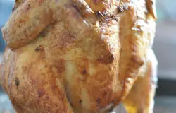 Добавьте мелко порезанное куриное мясо. Можно использовать любую готовую курицу, жареную или запеченную. Я запекаю курицу на банке, натерев ее солью, чесноком и паприкой. 