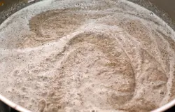 Влейте сливки, проверьте на соль, поперчите, доведите до кипения и выключайте. 