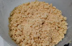 Размягченное сливочное масло разотрите руками с мукой и сахаром, так чтобы получилось не однородное тесто, а крошки.