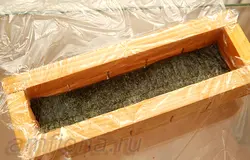 Отрежьте кусочек нори по размеру дна оси-бако.