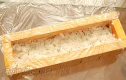 Положите небольшое количество риса на нори,