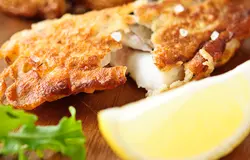 Рыба (у меня было 2 средних филе). Нарезать порционными кусками. Приготовить пивной кляр - смешать яйцо, листочки тимьяна, соль и 30 граммов муки. Добавить пиво, чтобы получилась консистенция сметаны (150 мл). Разогреть растительное масло (сильно, температура должна быть около 200 градусов по шкале Цельсия) обжарить рыбу до румяного цвета кляра (каждая сторона - полторы - две минуты). Выложить на бумажное кухонное полотенце, чтобы впитался излишек масла.  