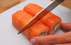 Затем каждую половину — на три или четыре кусочка.
