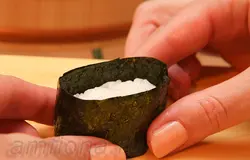 Конец нори можно приклеить рисинкой. 