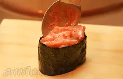 Наполните гунканы начинкой из кусочков сёмги, смешанных со спайси-соусом.