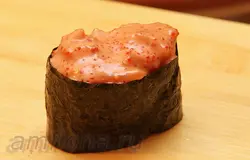 Такие гункан-суши придутся по вкусу любителям острых блюд. Есть их необходимо сразу же после приготовления, пока нори не забрали влагу от соуса и не утратили блеск и хрустящесть.