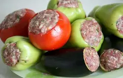 Теперь очередь овощей. Состав зависит от ваших вкусов, но перцы с помидорами просто необходимы. Баклажаны тут нужны круглые, в Томске я таких не встречала, но на этот раз взяла просто маленькие баклажанчики. Можно также фаршировать капустные листья, картошку и даже яблоки, по желанию.  У перцев отрезаем верхушки и вынимаем внутренности, с баклажанов (3-4 штуки) также снимаем кончик с плодоножкой, внутренности вычищаем ножом, а у помидоров (3-4 штук) осторожно вырезаем верхушку, и внутренности вычищаем чайной ложкой в отдельную посуду (не выбрасываем!):