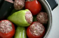 Фаршируем овощи. Нежно, любя, запихиваем фарш внутрь, не оставляя ни миллиметра пустого пространства:
