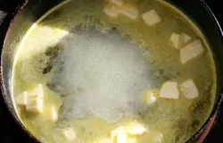 Для приготовления соуса смешиваем апельсиновый и лимонный соки, лимонную цедру и ликёр.