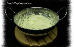 Взбить добела масло с сахарной пудрой.