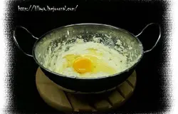 Добавить яйцо и продолжить взбивать.