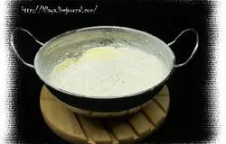 Добавить муку и перемешать.
