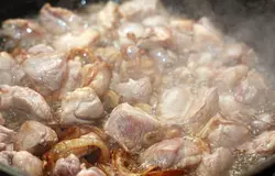 Когда лук дойдет до нужной кондиции, добавьте нарезанное мясо. Огонь по-прежнему должен быть сильным, чтобы мясо жарилось, а не тушилось.