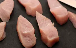 Мясо нарежьте поперек волокон кусками толщиной 1,5-2 см.