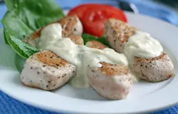 Подавайте мясо горячим, полив соусом. На гарнир лучше подать овощи или рис.