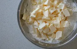 Смешиваем муку с сахаром и солью. Добавляем сливочное масло, порезанное небольшими кубиками...