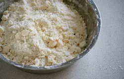 ...и растираем руками в крошку. Не старайтесь растереть всё в красивую мелкую крошку, а просто ищите пальцами крупные куски масла и дробите, дробите их, чтобы не осталось кусочков размером больше горошины: