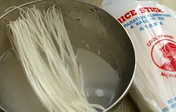 Замочите лапшу в холодной воде, пока будете готовить остальные ингредиенты.
