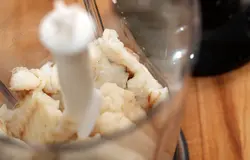Кусочки рыбы сложите в блендер. 