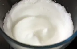 Взбейте белки с щепоткой соли до плотной пены.
