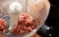 Сварите яйца. Варите не более 4-5 минут.  Мясо очистите от жил и лишнего жира, затем сделайте однородный мелко рубленый фарш. 