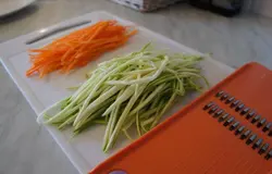 Морковь и цуккини потереть крупной максимально длинной соломкой