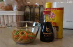 Овощи заправить соевым соусом и кунжутным маслом.