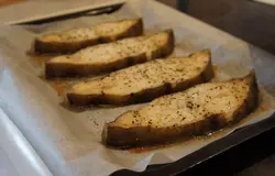 Достаем из духовки готовую рыбу.