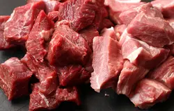 Для фарша нарежьте мясо кубиками, удаляя  лишний жир и и жилки.