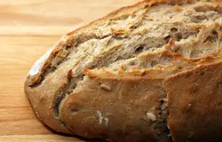 Острым ножом сделайте продольный надрез на батоне и поставьте в разогретую до 220 градусов духовку на 35-40 минут.