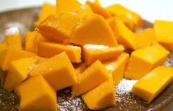 Нарезаем тыкву кусочками, присыпаем сахаром и оставляем на пару минут.