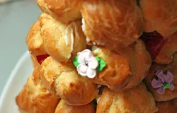 Готовый крокембуш украсьте по своему вкусу. Для украшения можно использовать орехи, конфетки, сахарные цветы, мармелад, шоколадки, драже и все, что подскажет ваша фантазия. Все это приклеивайте с помощью карамели, приготовленной также, как в 9 этапе.