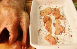 Дно огнеупорной посуды с высокими краями выкладываем гусиным жиром.