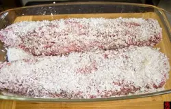 Для бастурмы был взят кусок говяжьей вырезки - я разрезал его пополам вдоль, т.к. крупные куски мяса просаливать и затем выдерживать в пряностях сложно.
