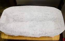 Для засолки взял крупную морскую соль - чем крупнее, тем лучше, соль постепенно растворяясь в мясном соке равномернее проникает вовнутрь. В соль добавил две чайные ложки сахарного песка, смешал, обвалял мясо со всех сторон